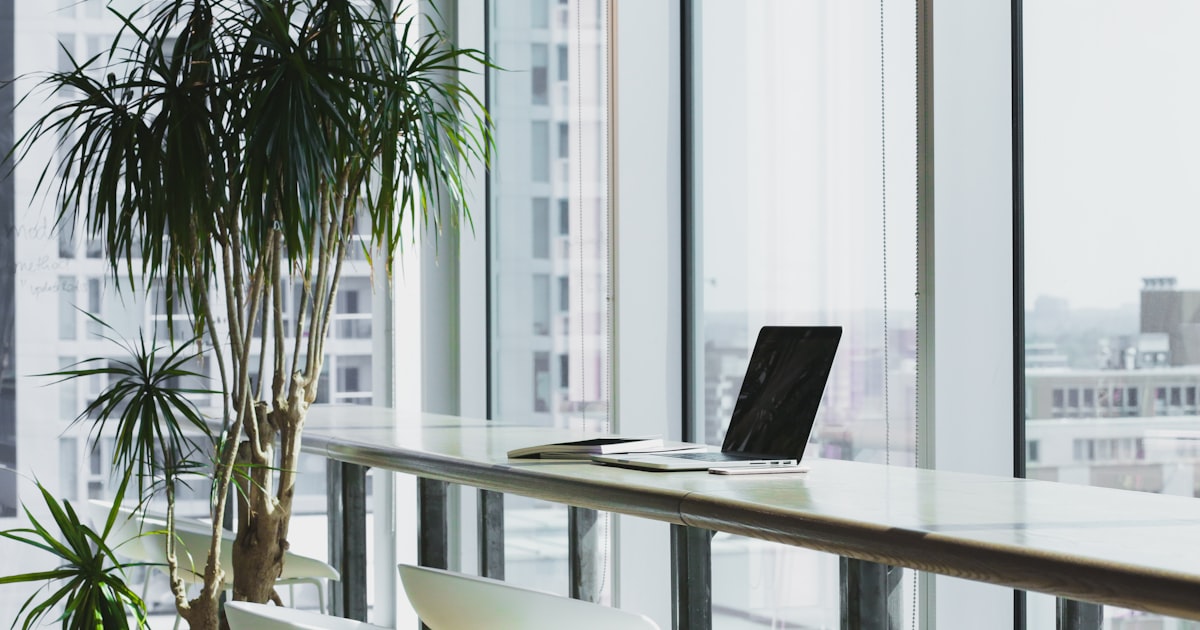 Espaço de trabalho organizado com vista, representando o olhar estratégico sobre o consultório