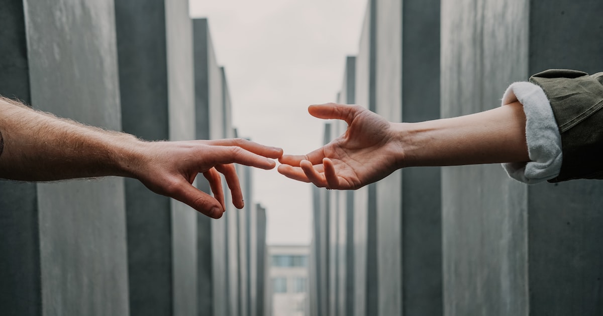 Duas mãos se aproximando, simbolizando conexão e relacionamento