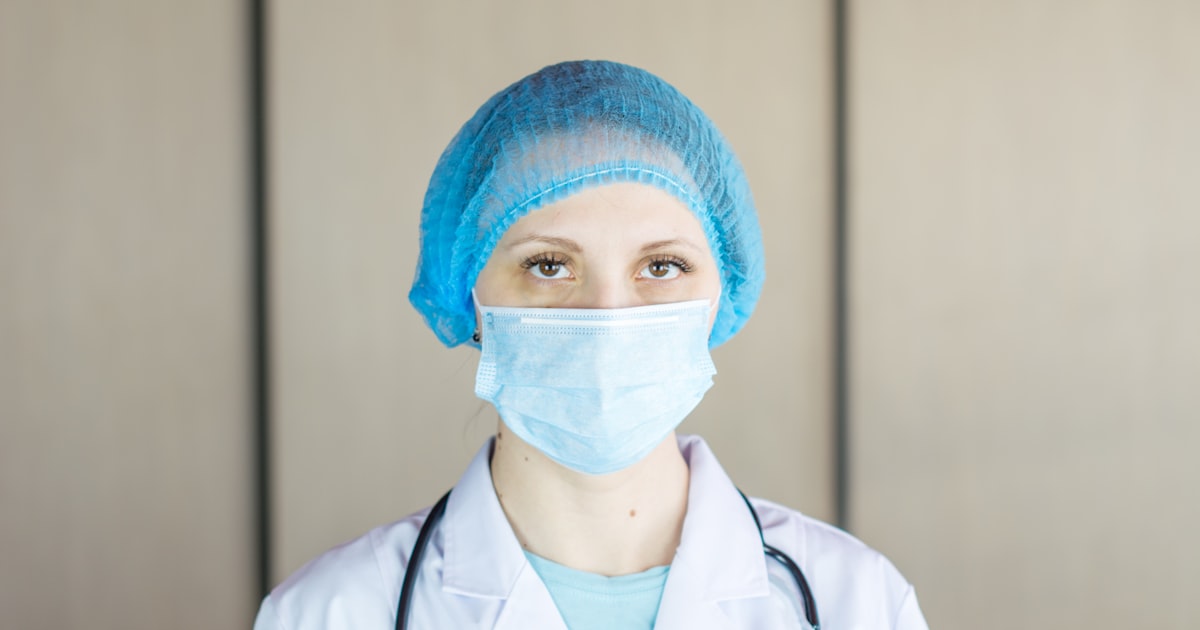 Médica em ambiente clínico, representando o profissional por trás da estratégia