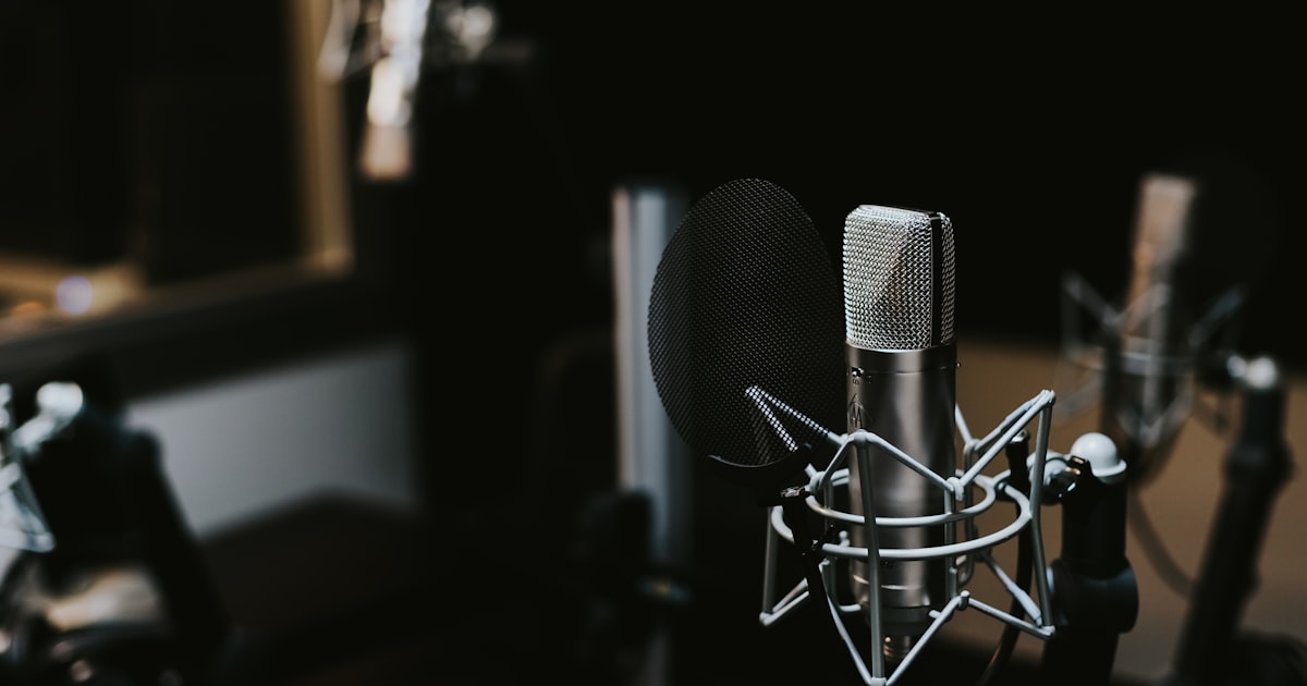 Microfone de estúdio de rádio, representando a mídia local