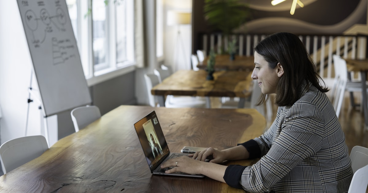 Profissional sorrindo durante atendimento on-line pelo computador