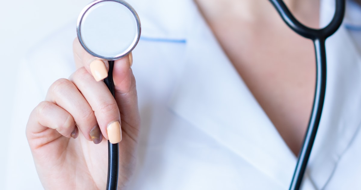 Médica segurando um estetoscópio