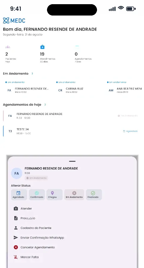 Tela inicial do MEDC no celular: saudação ao médico, indicadores de pacientes e atendimentos, lista de atendimentos em andamento e agendamentos do dia, com o menu de ações do paciente aberto